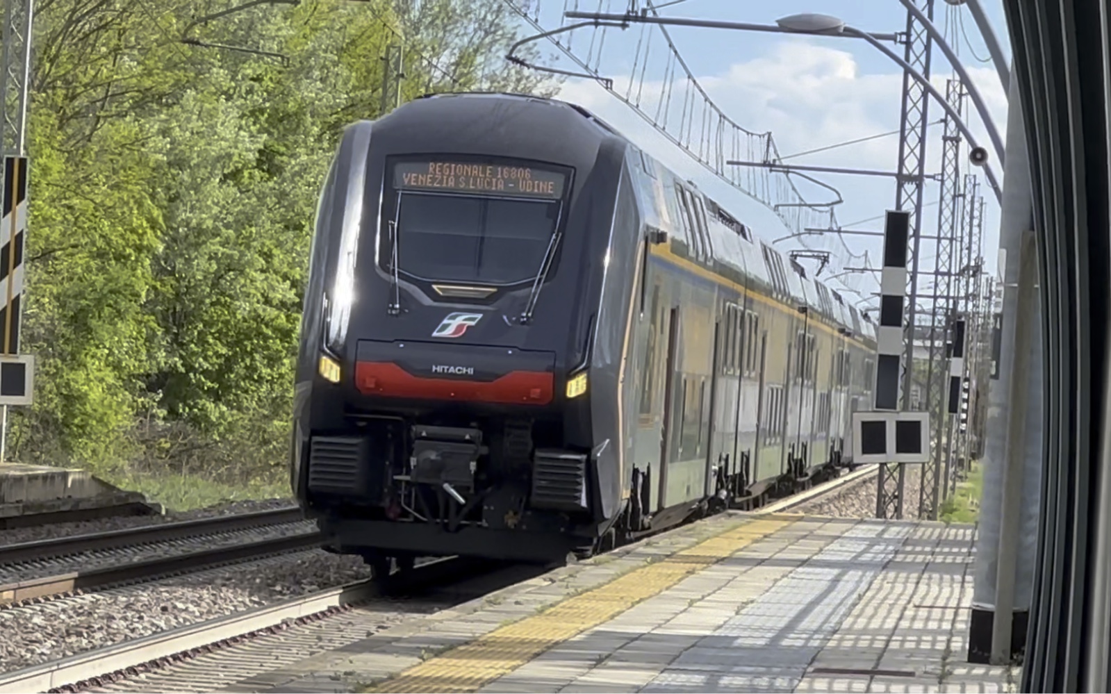 意大利铁路regionale 16793次与16806次etr521型列车043号车进入 离开