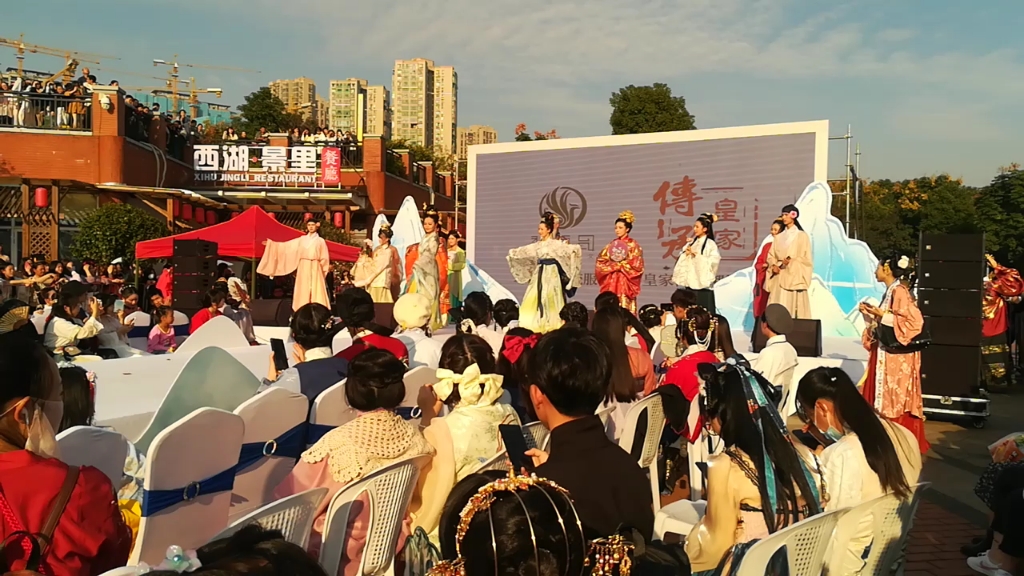 [图]《洛神》子建东归恨思长，飘飖神女步池塘。云鬟高动水宫影，珠翠乍摇沙露光。