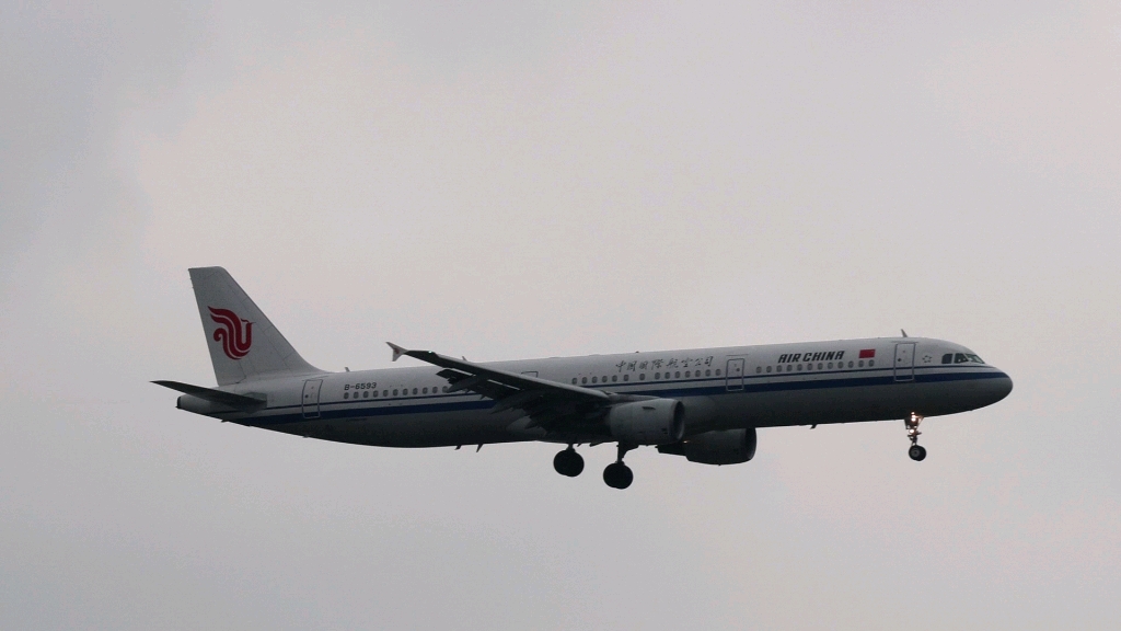 国航载旗空客a321降落