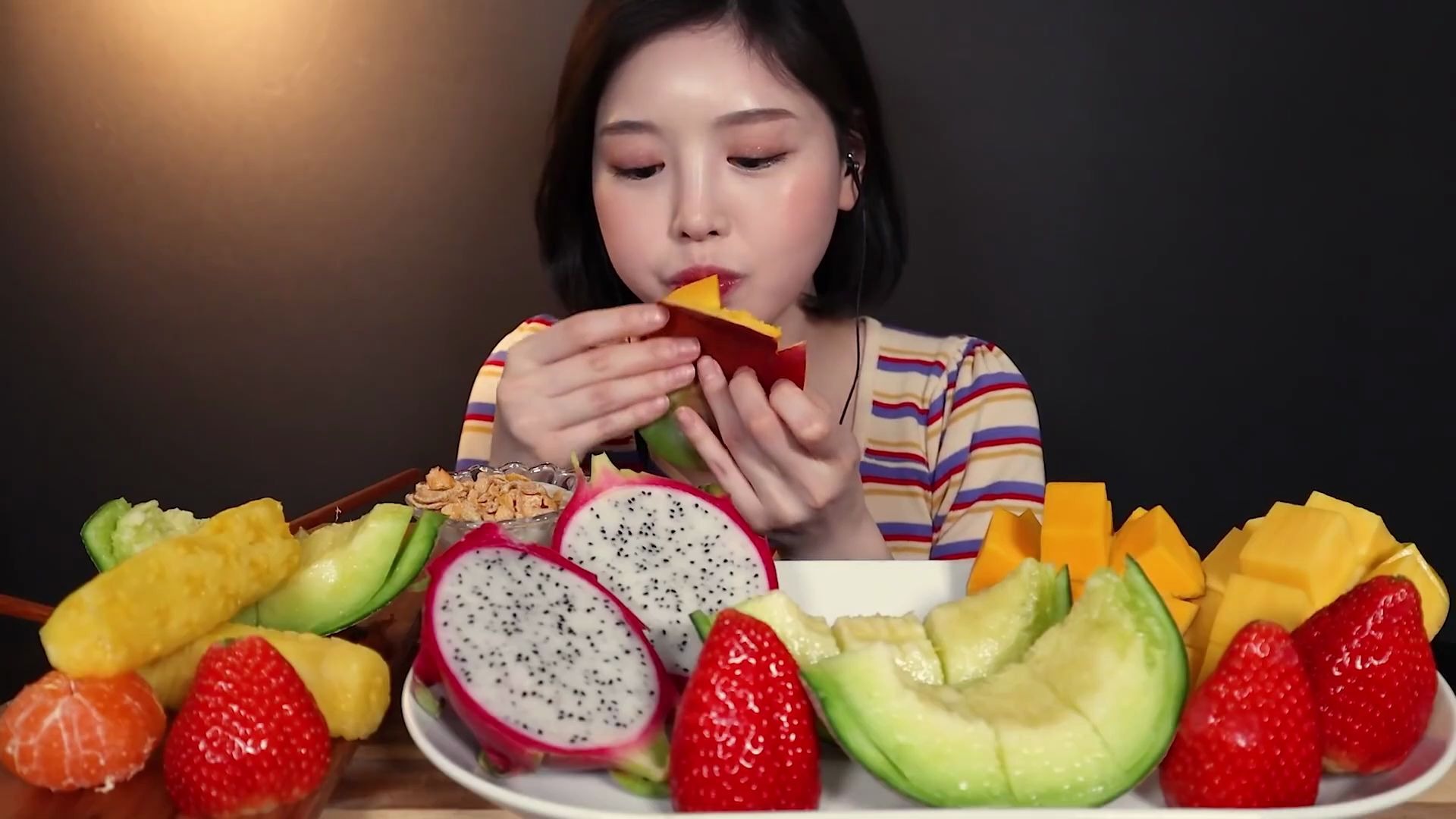韩国小姐姐水果吃播