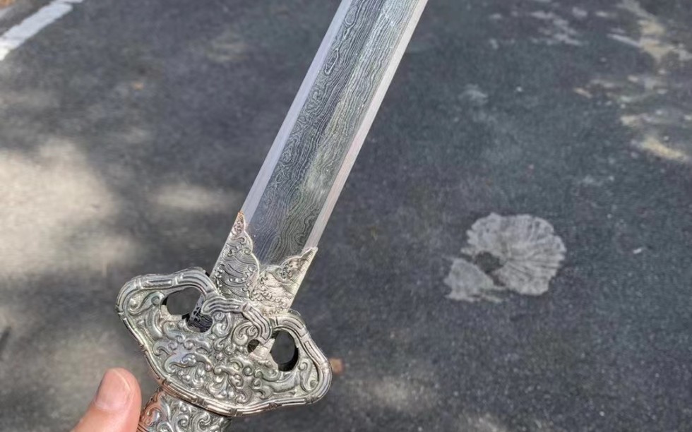 清中期官制宝剑,外装具优雅宁重,是浮雕夔龙及江崖海水纹饰,剑身挺拔