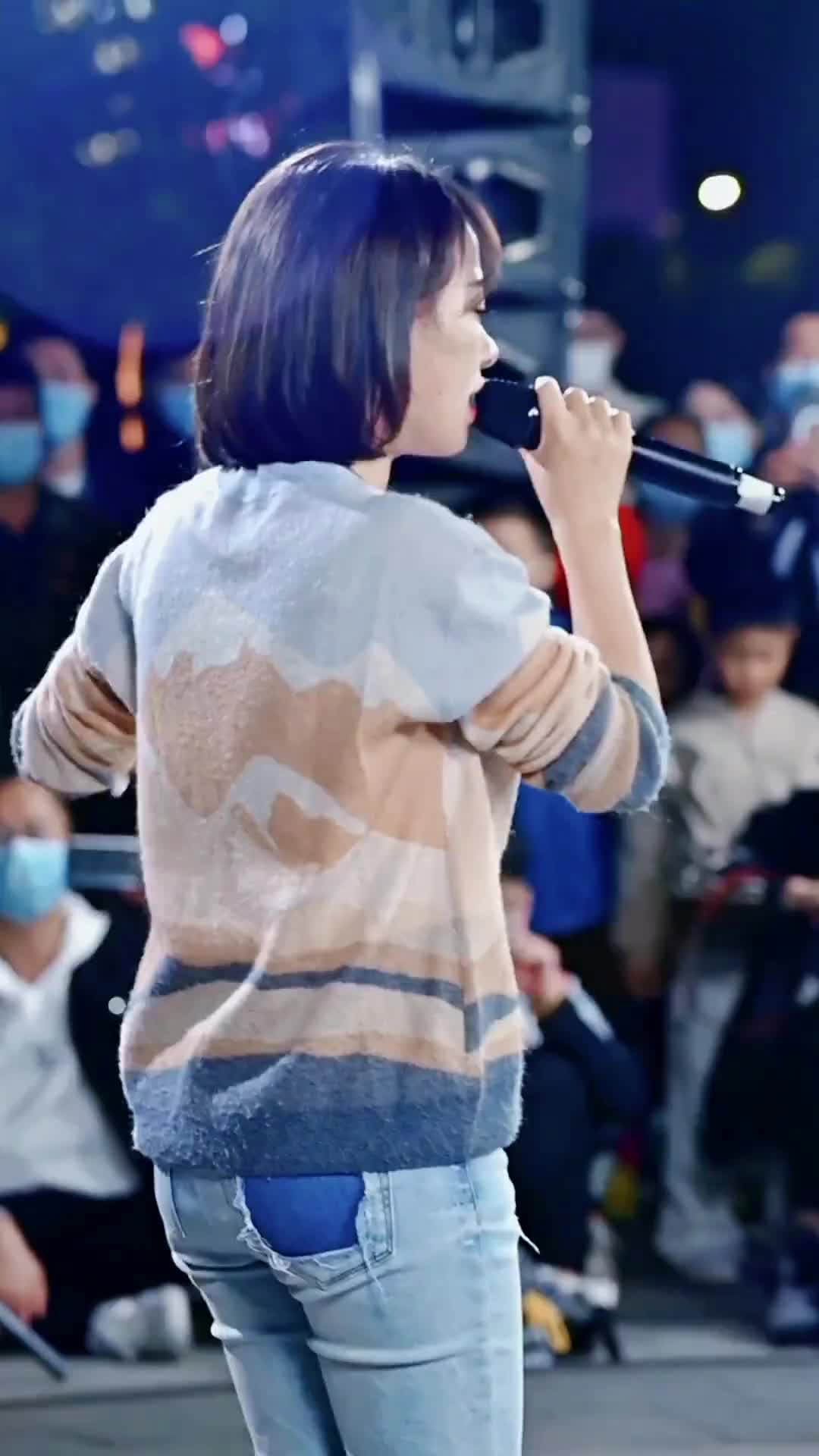 街拍美女唱歌粤语歌街头艺人
