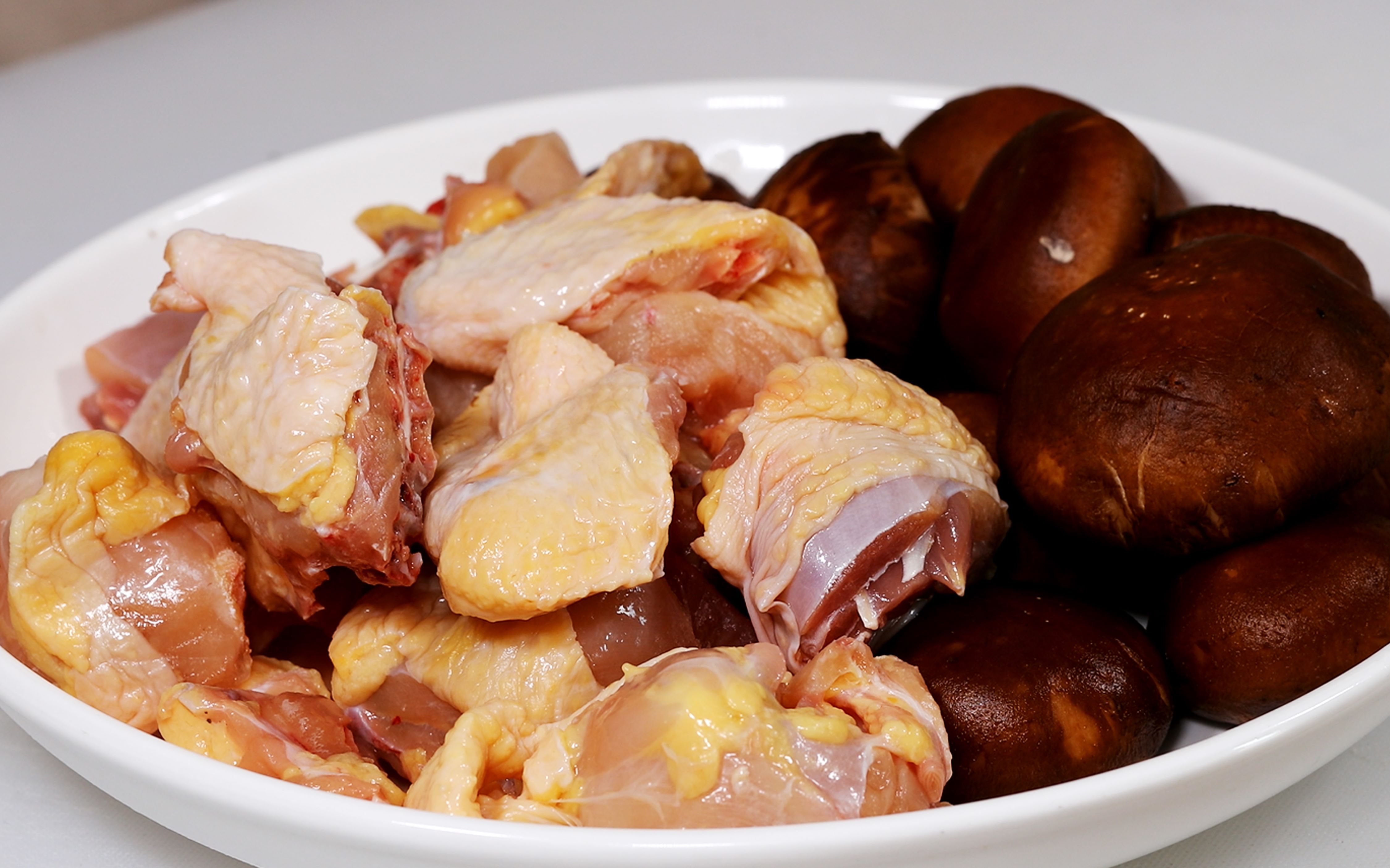 香菇焖鸡块的做法,非常简单很适合在家做,焖出来的鸡块外焦里嫩