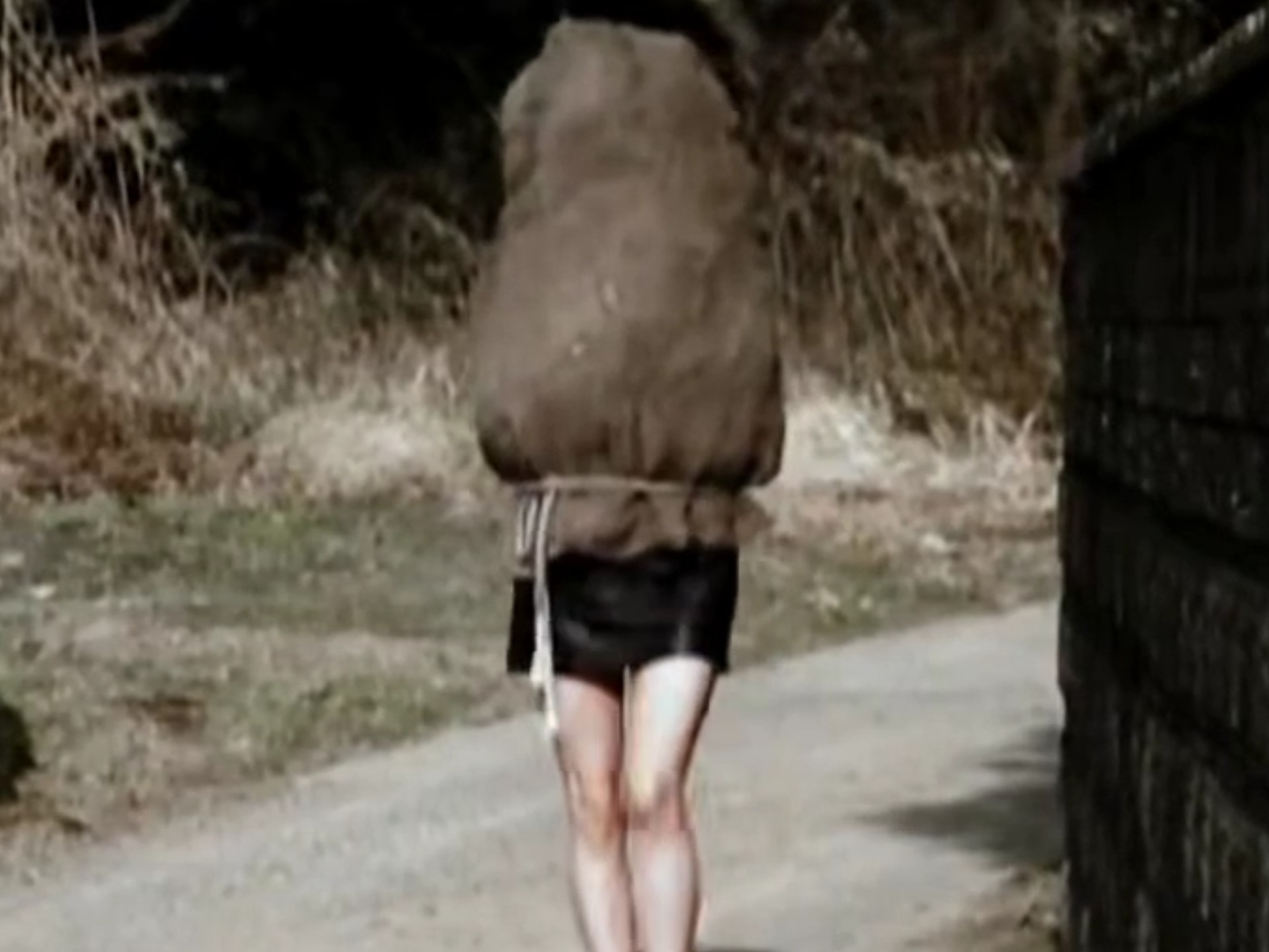麻袋女其实是个美女,就是有点猎奇心理!
