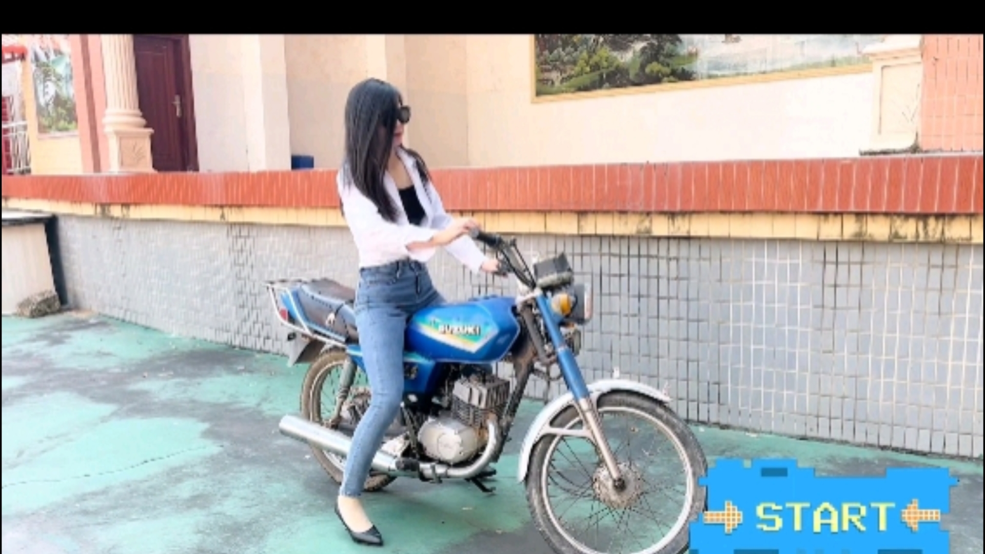 美女踩发二冲程摩托轰油