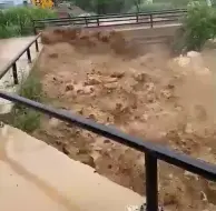 村前河道干涸20年，关键时刻汹涌洪水顺河道奔流，网友：没有白修