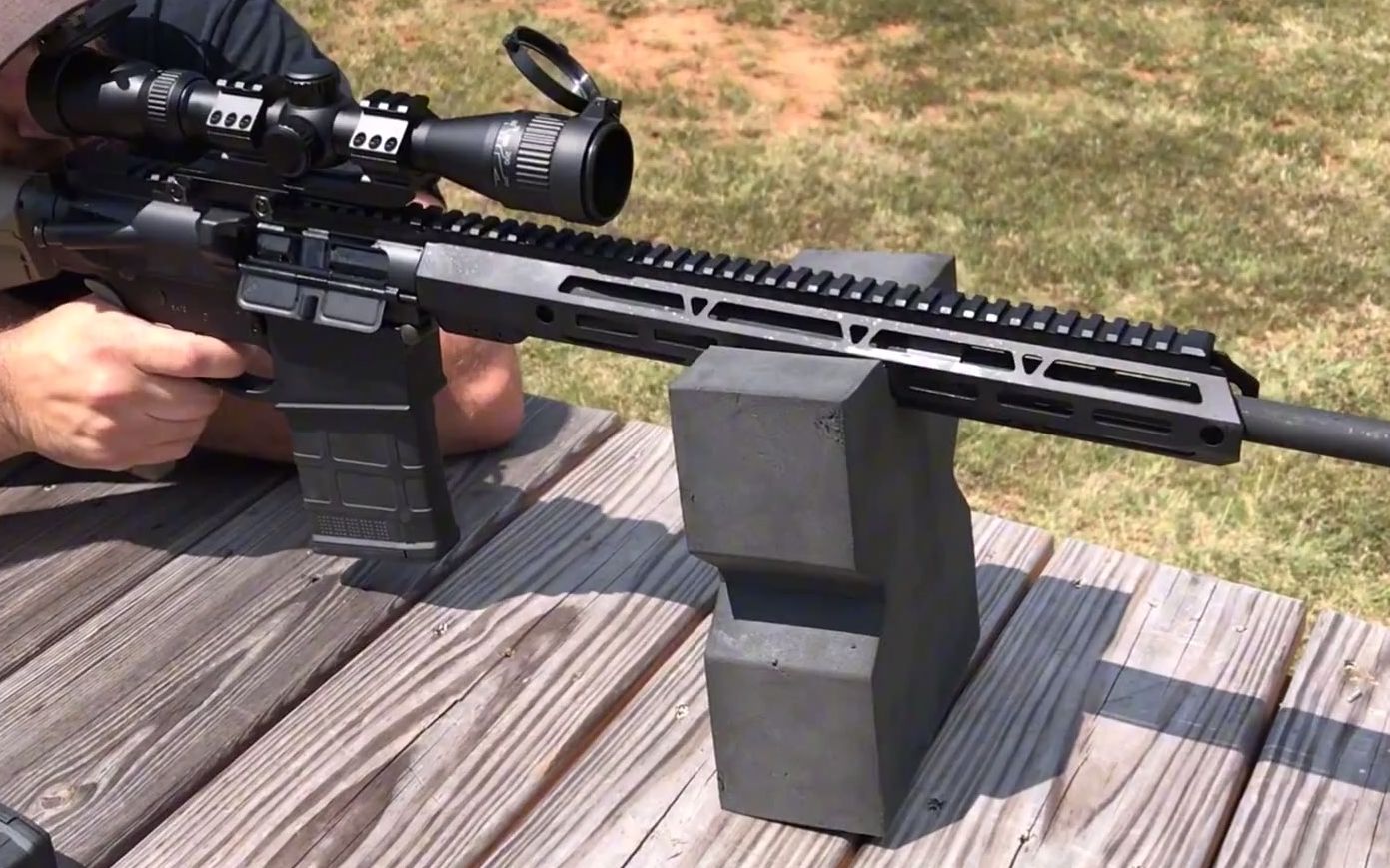 ar10突击步枪配备高清瞄准镜射击后坐力好大啊