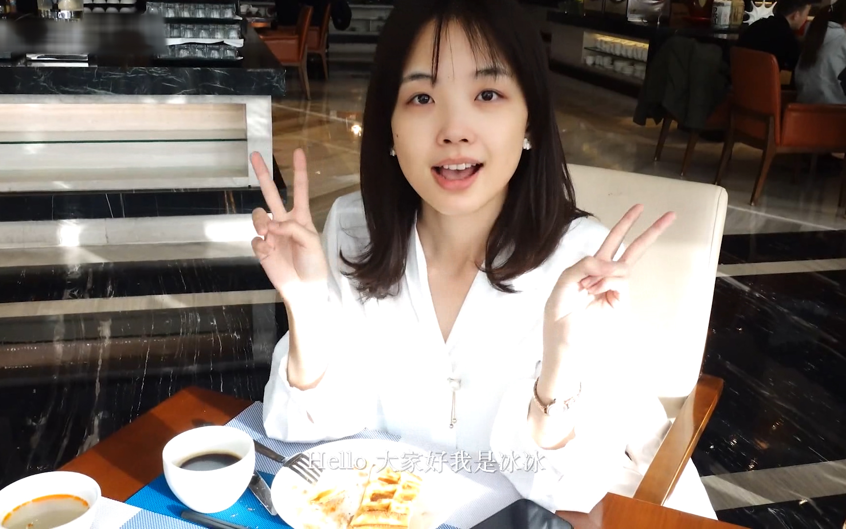 【王冰冰】冰冰素颜出镜,她还是那么喜欢双手比yeah,最后的特写美呆了