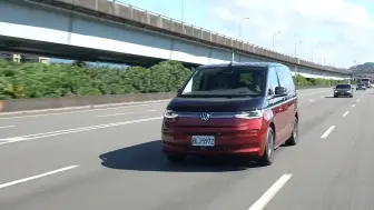 Tải video: 大众T7，The All New Multivan 2.0 TSI Style 的版本，全新世代MQB的轎式底盤設計、搭配EA888引擎動力，駕馭起來彷彿是在開