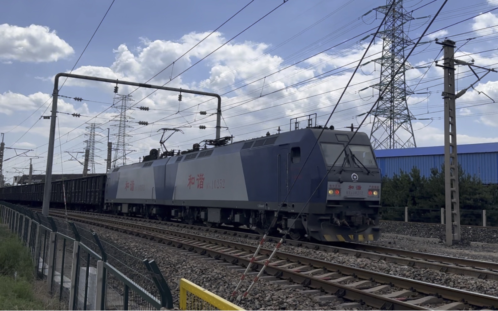 太局湖段hxd1 0252牵引c80e敞车出韩家岭站