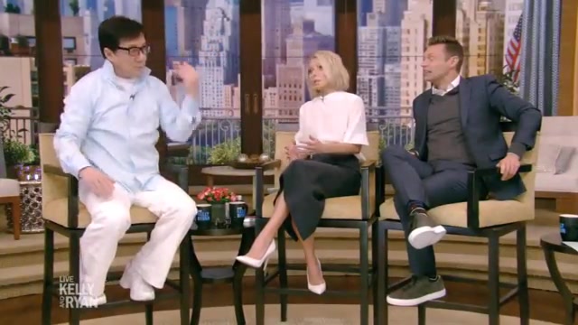 [图]成龙上脱口秀《凯莉和瑞恩直播秀》宣传《英伦对决》Jackie Chan on Live with Kelly and Ryan 10-10-2017