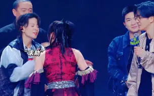 Download Video: 【美依礼芽】小美邀请导师团一起跳宅舞！有人高兴有人愁！哈哈哈哈