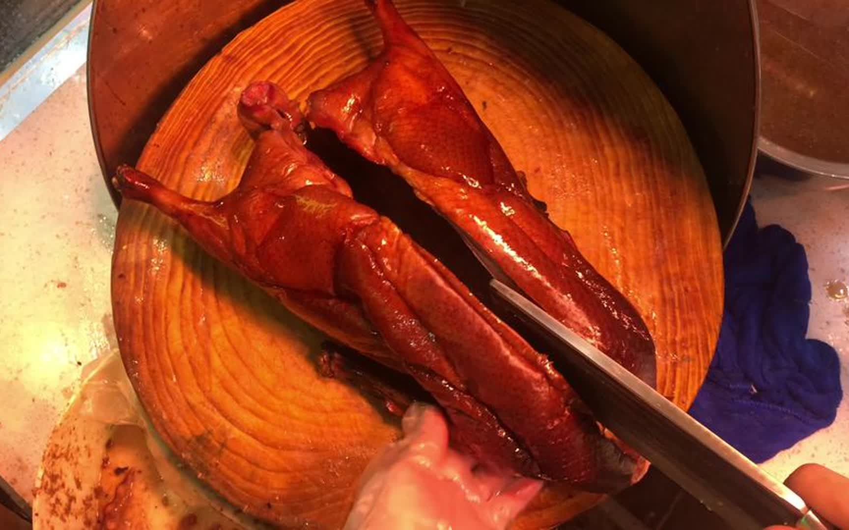 街坊靓姐进店花费100元购买一个下庄鹅,你觉得贵吗?