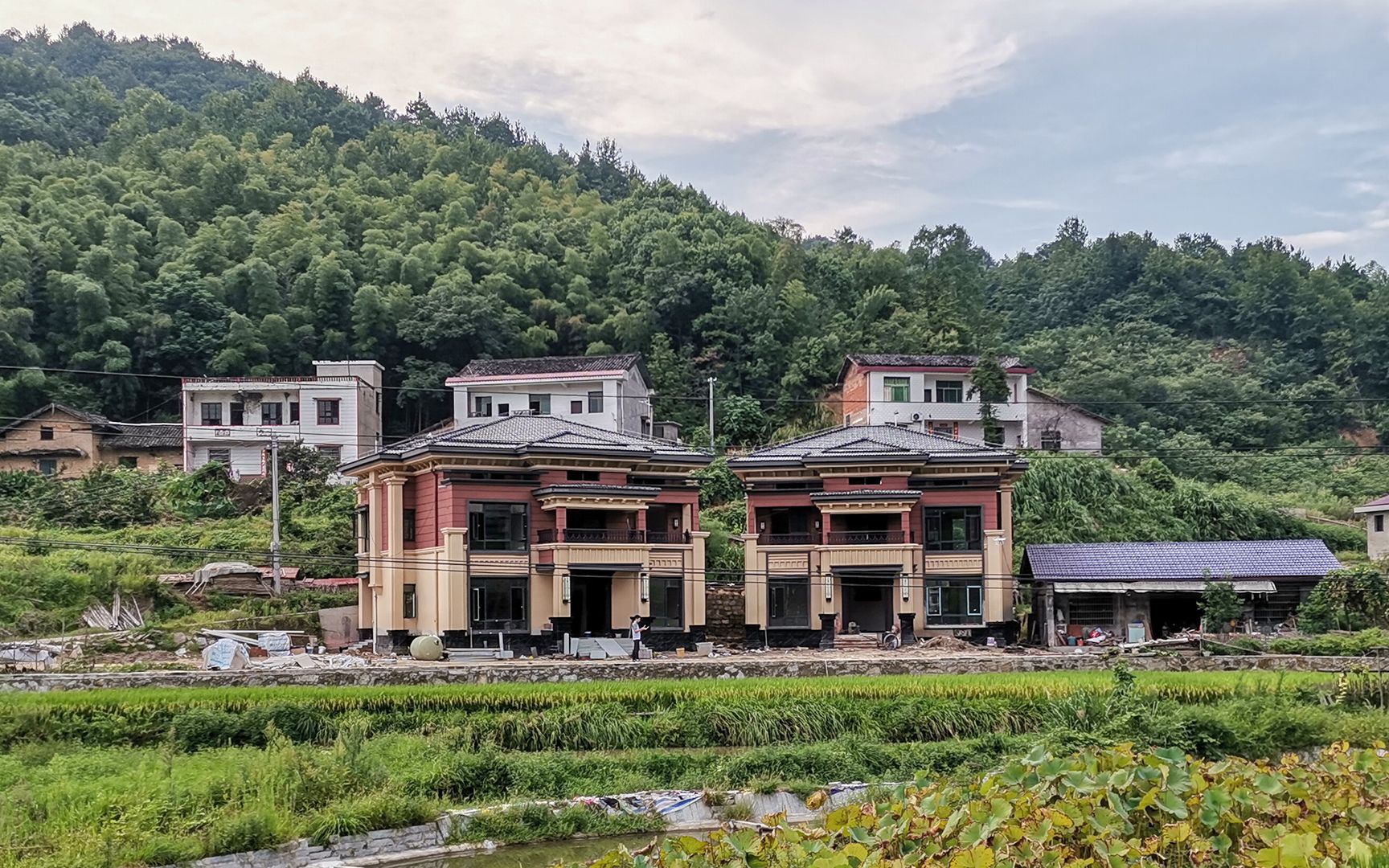 湖南湘潭农村,兄弟俩花200万盖两栋漂亮别墅,全村都羡慕!