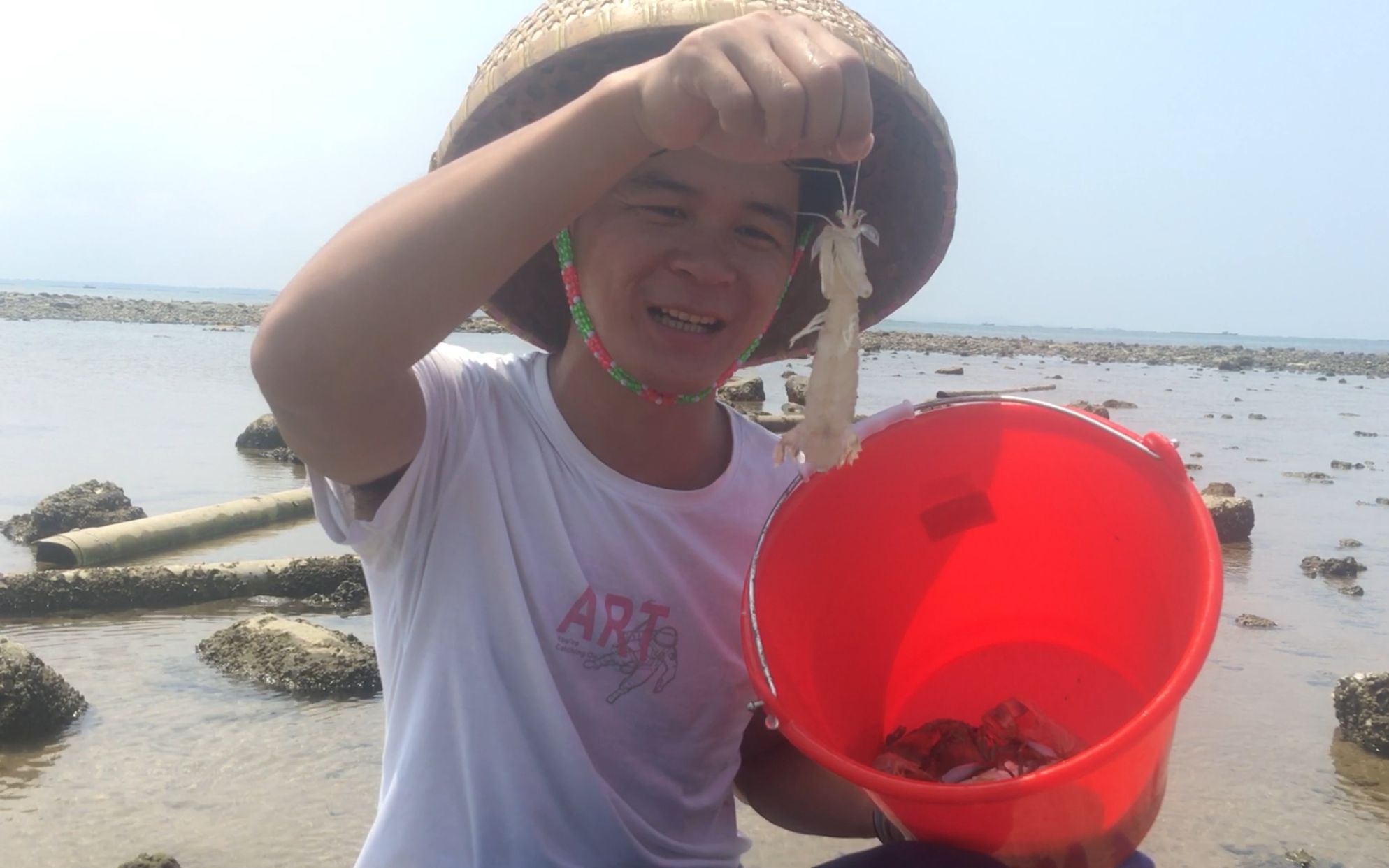 小诗哥提着桶去赶海,第一次收获皮皮虾,还有不少靓货