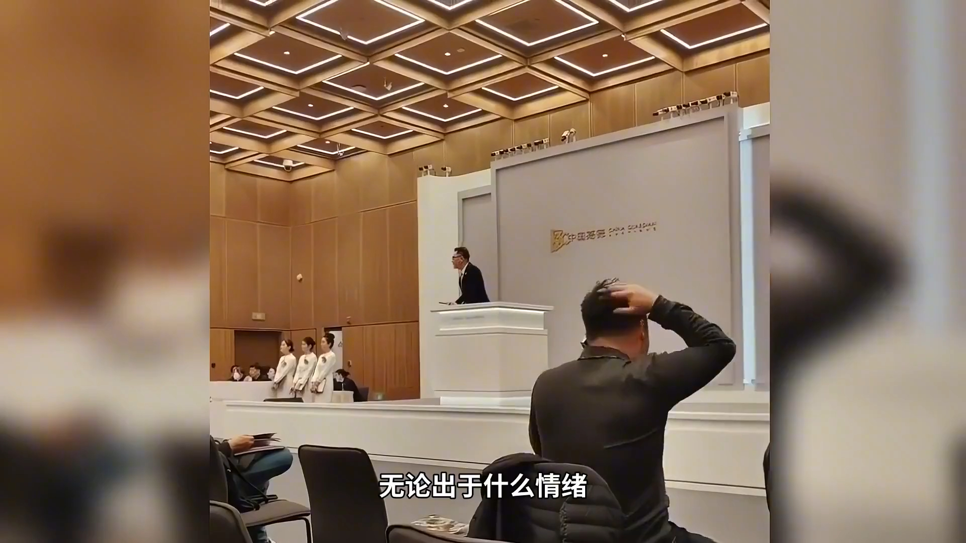 东航下跪事件反转，乘客拒就医后遭全网追责，律师：或行拘