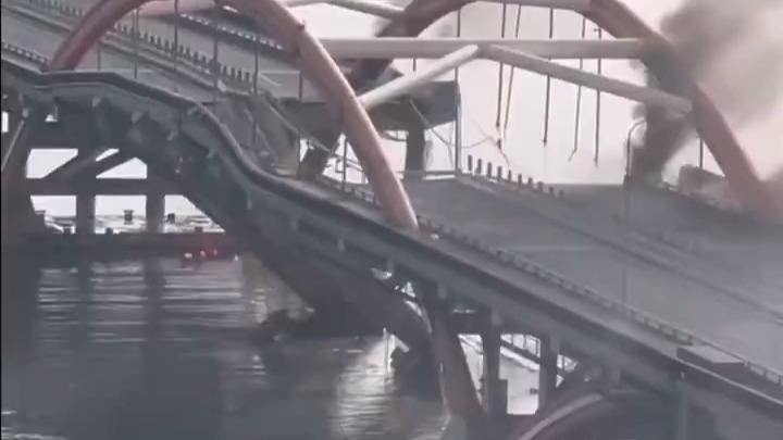 2025/4/23 早晨 多名网友发视频称,北京市顺义区彩虹桥发生冒烟和坍塌