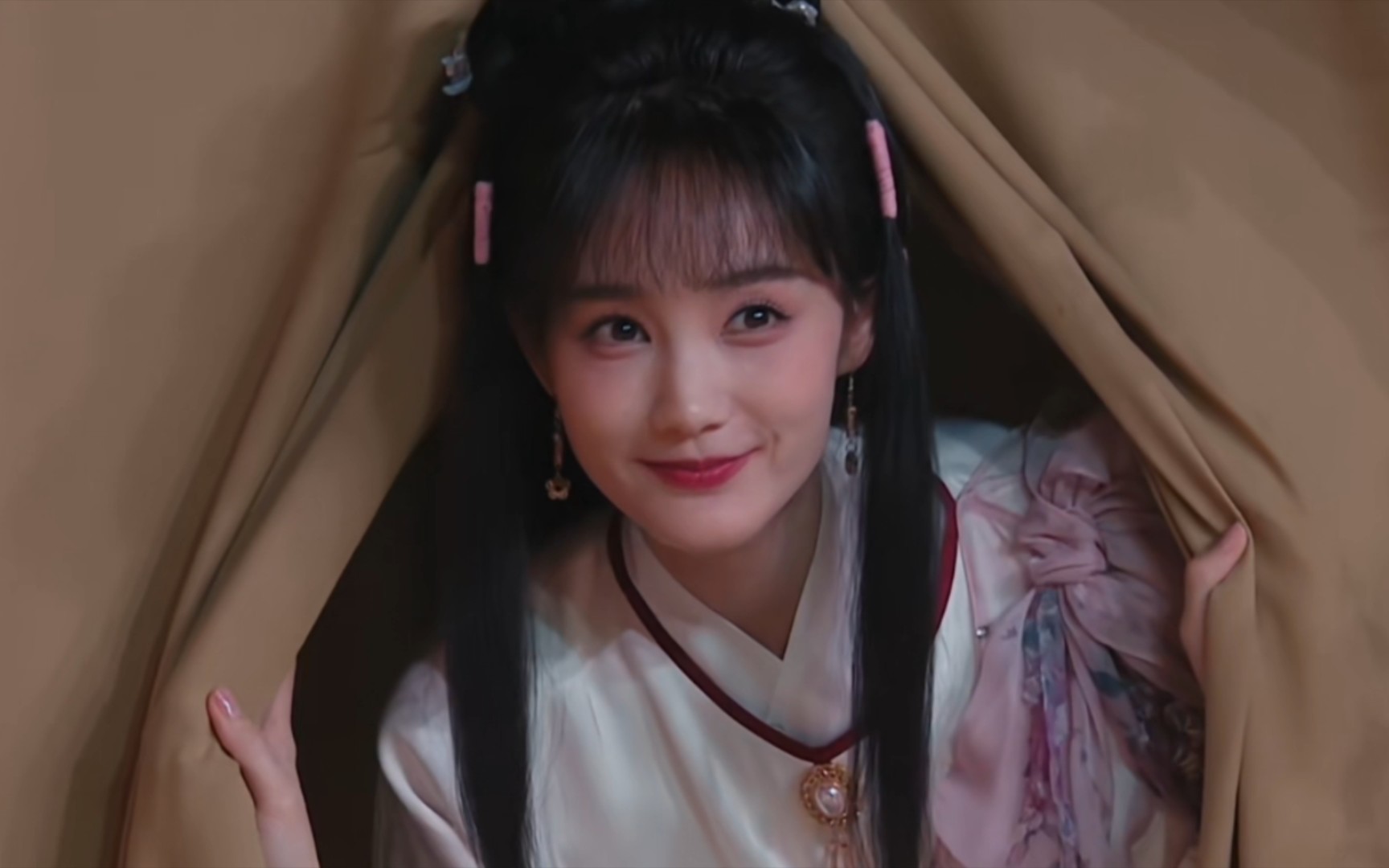 李一桐两次扮演黄蓉,你更喜欢哪一版呢