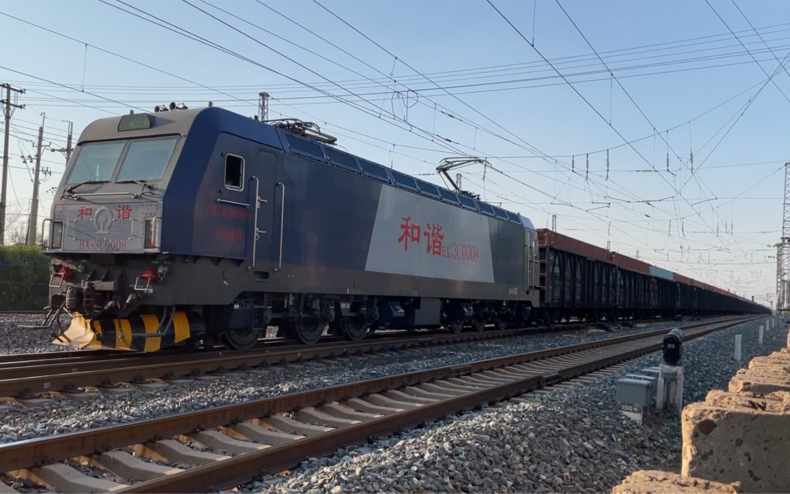 hxd3c客机拉货京哈线虎石台站沈局沈段hxd3c0008牵引上行全列集装箱