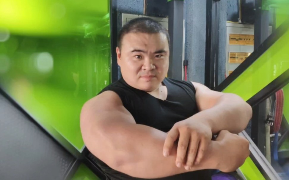 胖子健身,肩部训练呼吸跟训练量很重要,欢迎大家来淄博吃烧烤