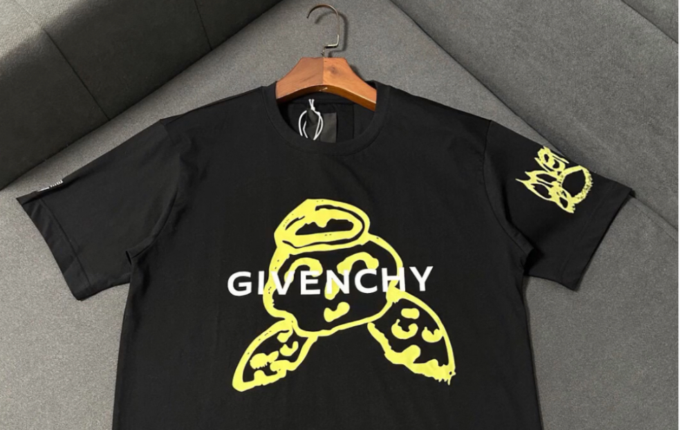 说一下高仿givenchy纪梵希夏季新款圆领涂鸦印花休闲百搭宽松时尚短袖