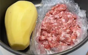 下载视频: 实习生下班挑战十块钱吃上饭！土豆肉沫