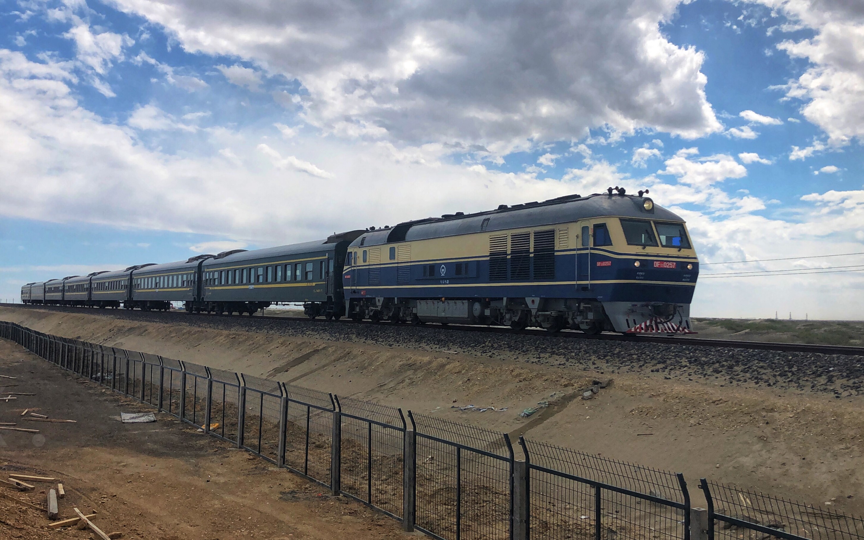 克塔铁路k9857通过百口泉车站