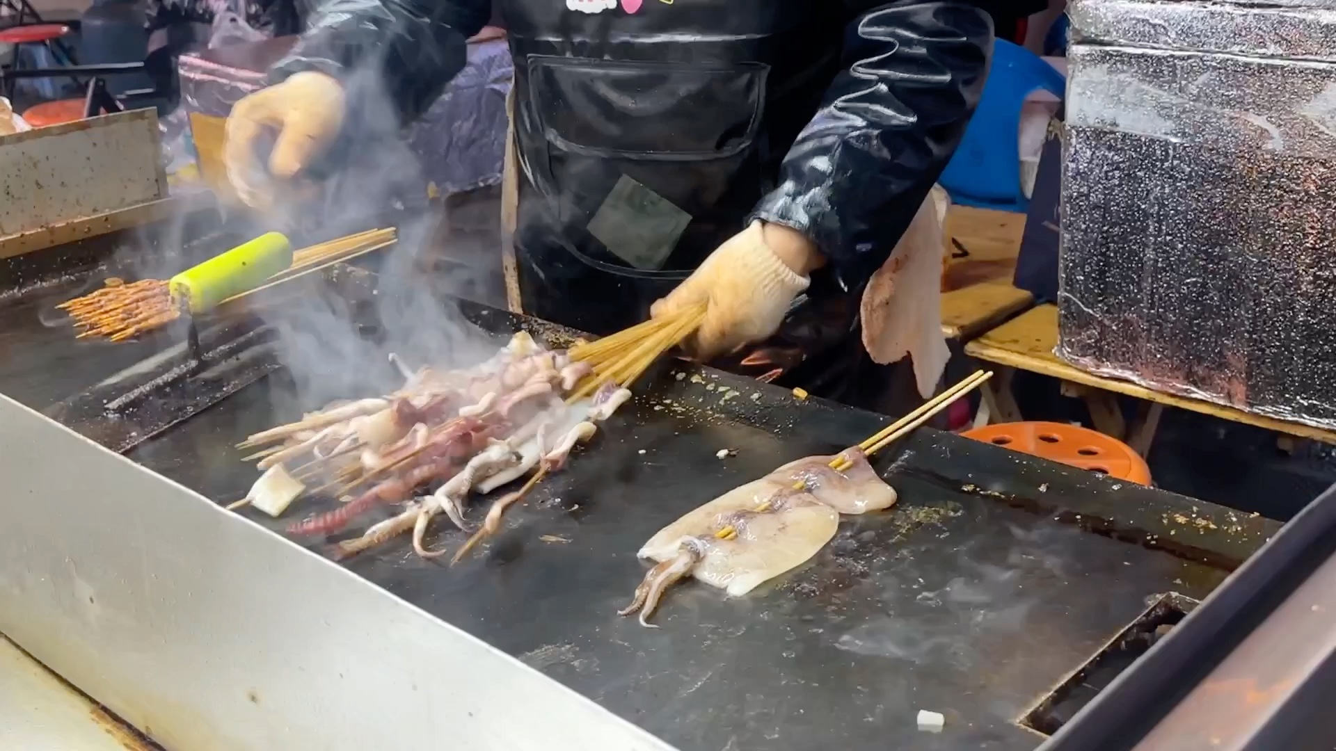 铁板鱿鱼,手擀面.路边摊和高级餐厅,你更喜欢哪个?