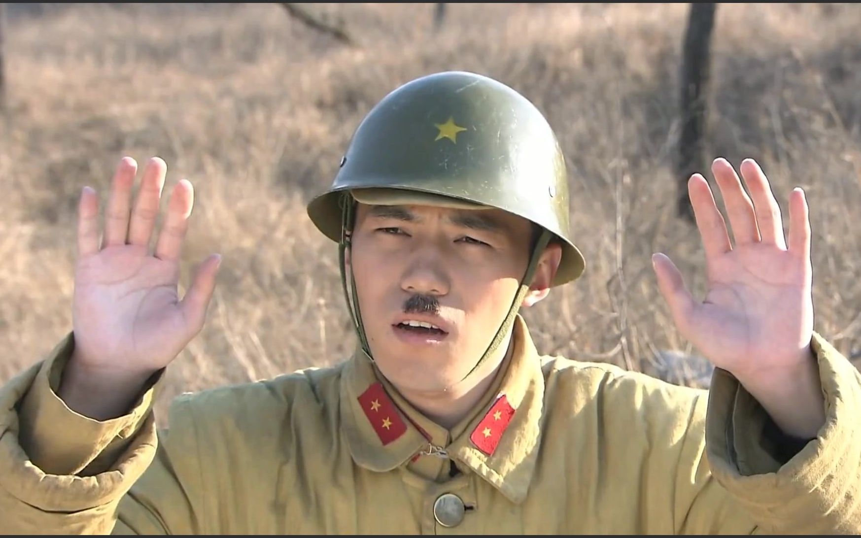 飞虎队:鬼子扛机关枪睡觉,没想到被美女一锄头,吓得跪地投降