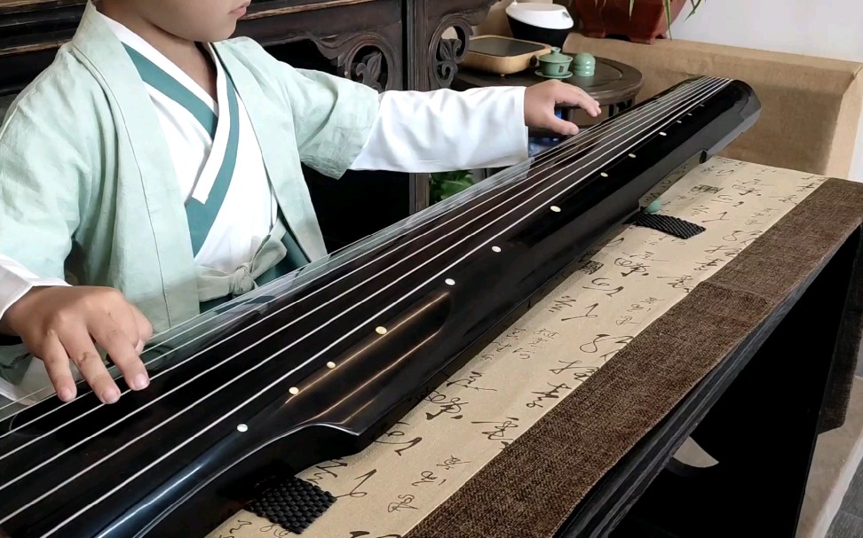 谁说小孩不能学古琴来看小师弟弹奏的满江红
