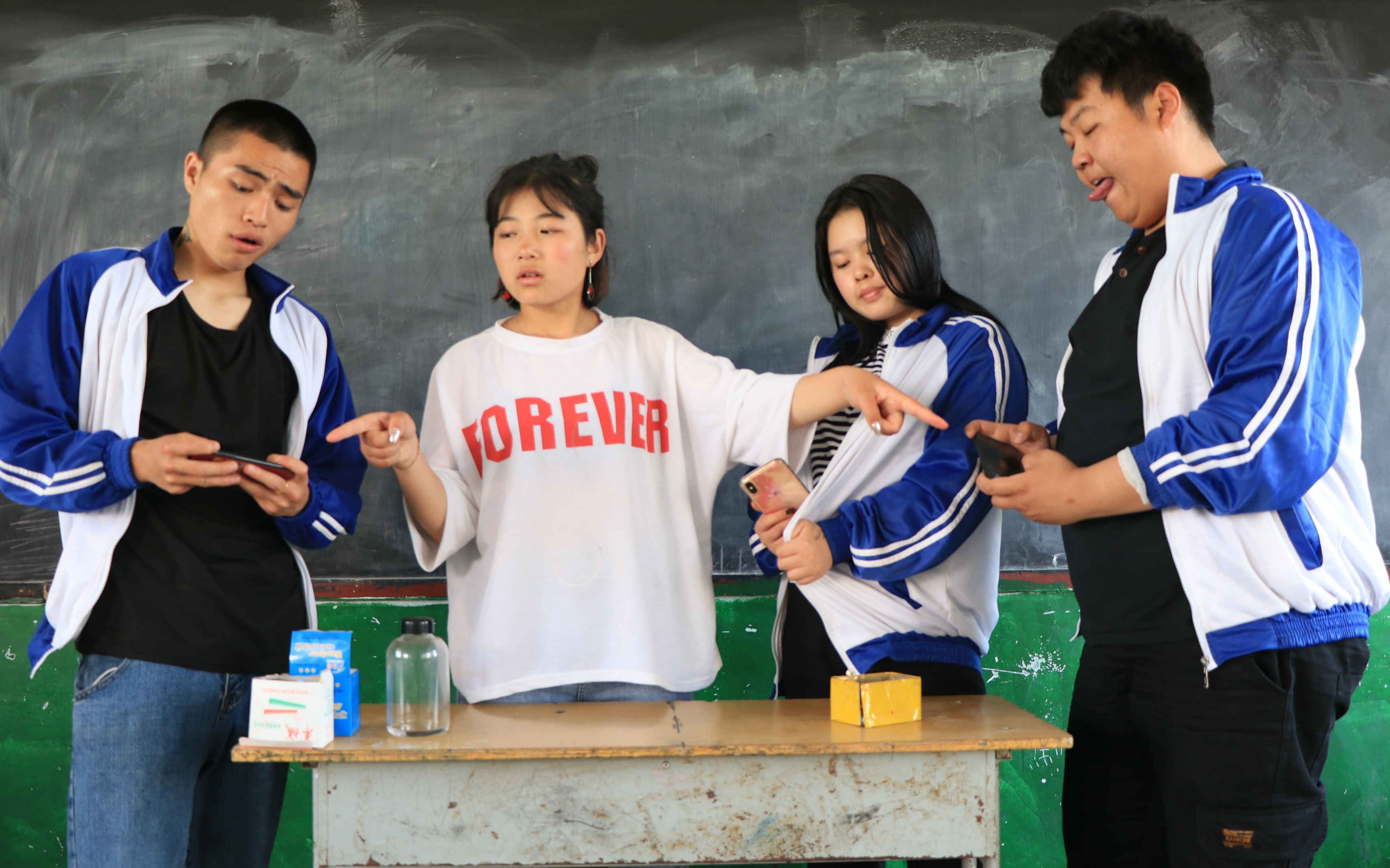 老师同意学生上课打游戏,没想是个套路,一下就收走2个手机