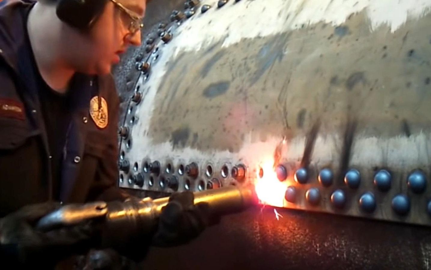 在飞机制造时,飞机外壳为什么都是铆接,不采用焊接呢?