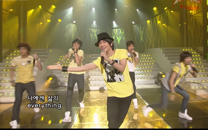 [图]【4K 舞台】SHINee《 姐姐真漂亮/Replay 》KBS音乐银行 20080711