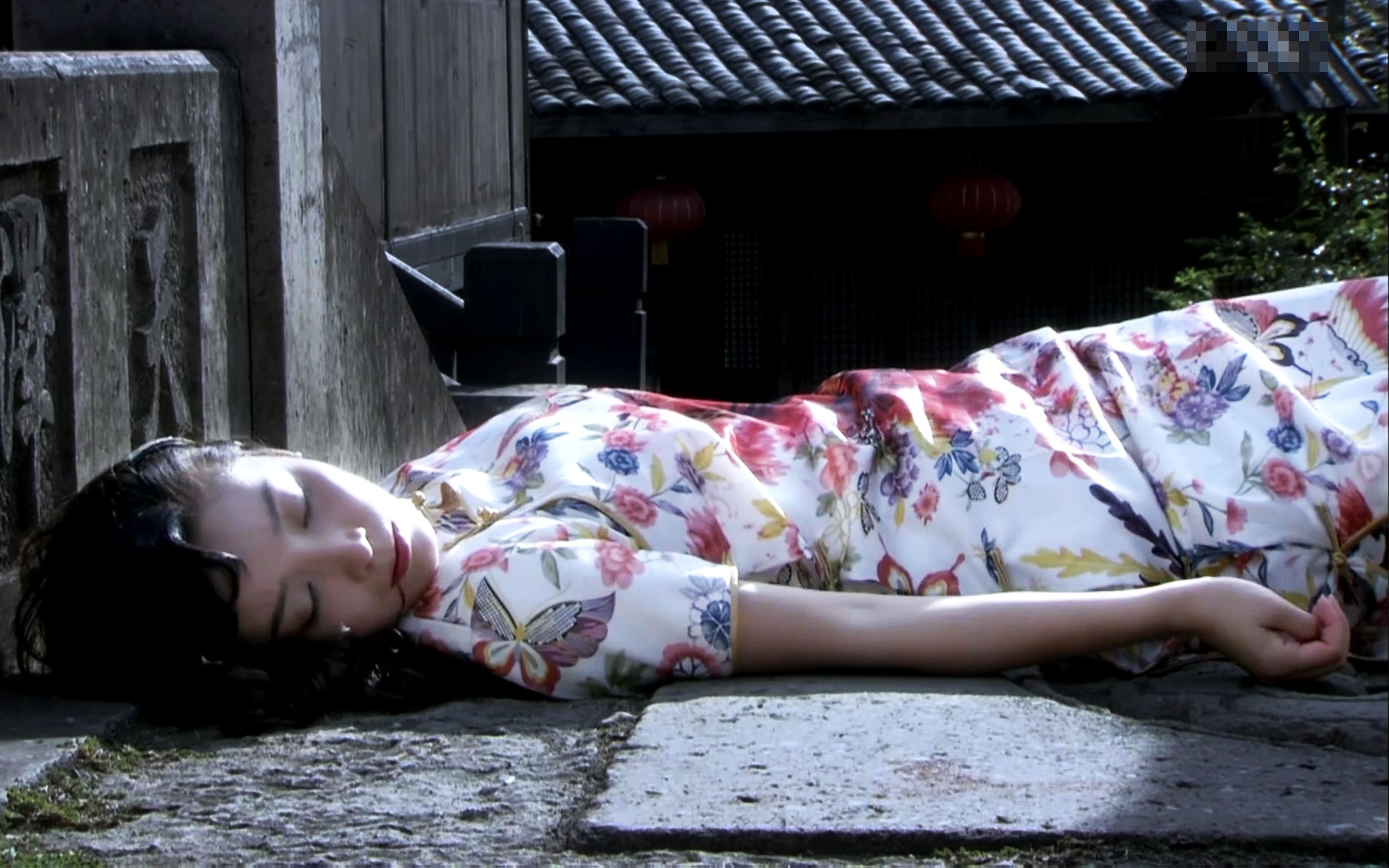 美女死都不信爱人会用她的身体挡子弹