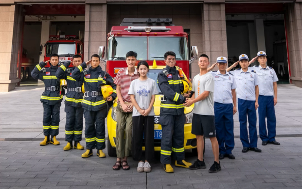 [图]没有从天而降的英雄，只有挺身而出的凡人。