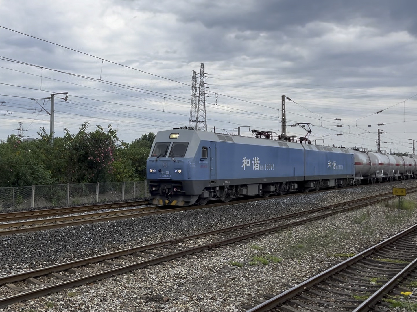 【宝成线】成局成段蓝精灵hxd1 6074牵引混编货列通过宝成线德阳南场