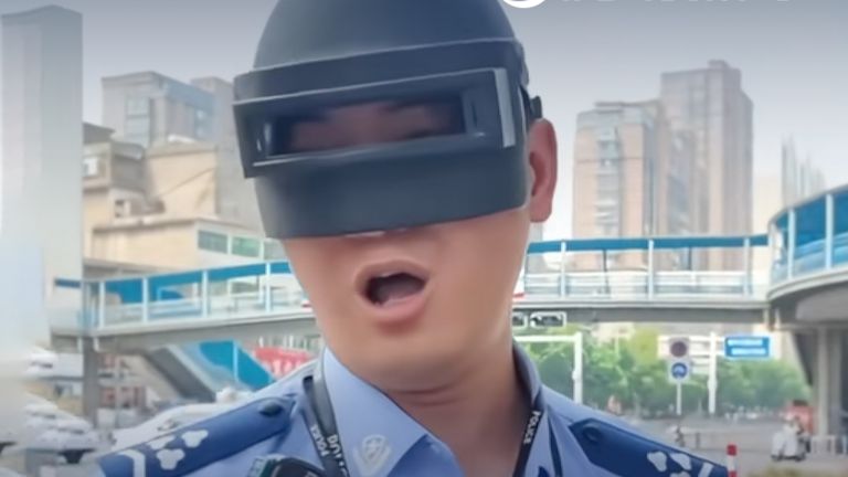 大妈戴“三级头”骑车被拦，辅警现场普法：头盔需具备3C认证
