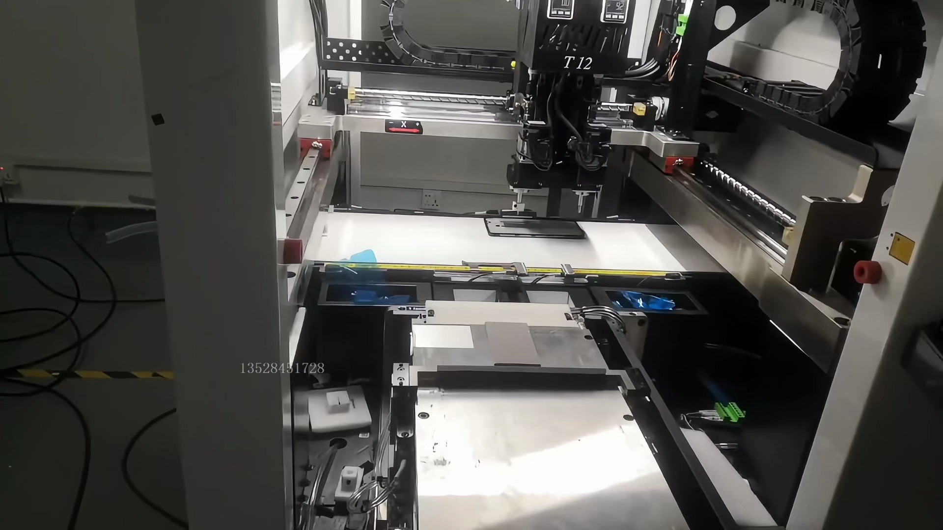 视觉贴胶机适合贴付导电布,双面胶,单面胶,绝缘胶.全自动视觉贴胶机