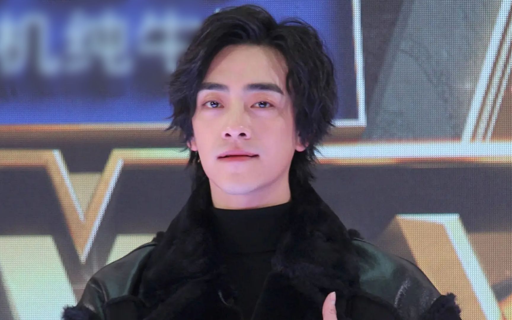 电影《拼桌》开机,郑云龙和江疏影一起晚餐,随地扔烟头素质堪忧