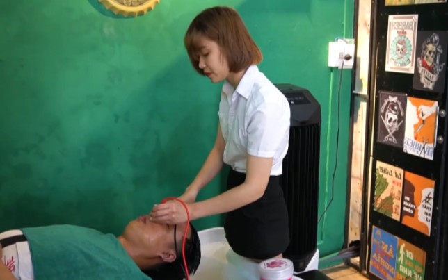 越南理发店洗脚剪指甲图片