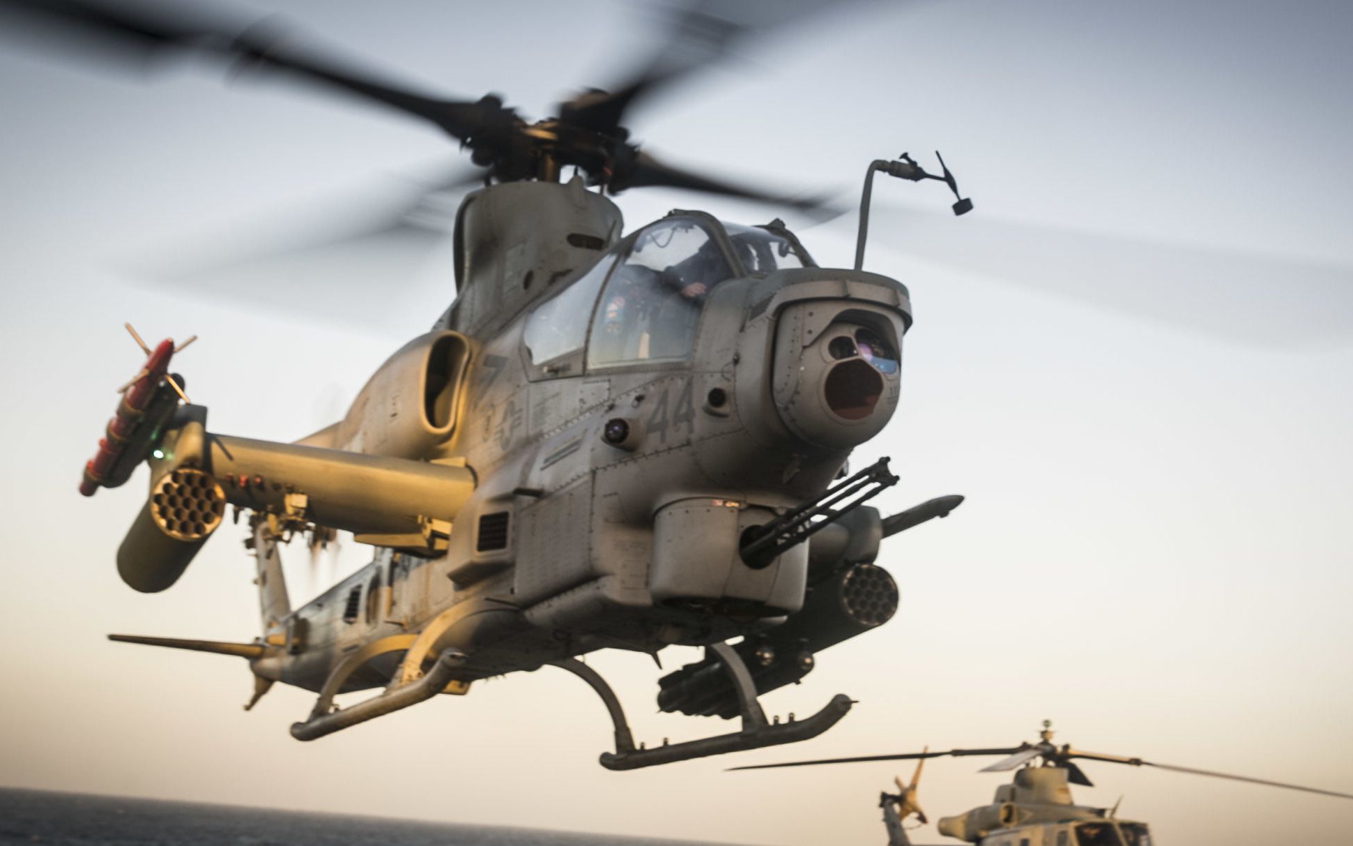 模玩评测果子狸fovah1z蝰蛇武装直升机172模型超清