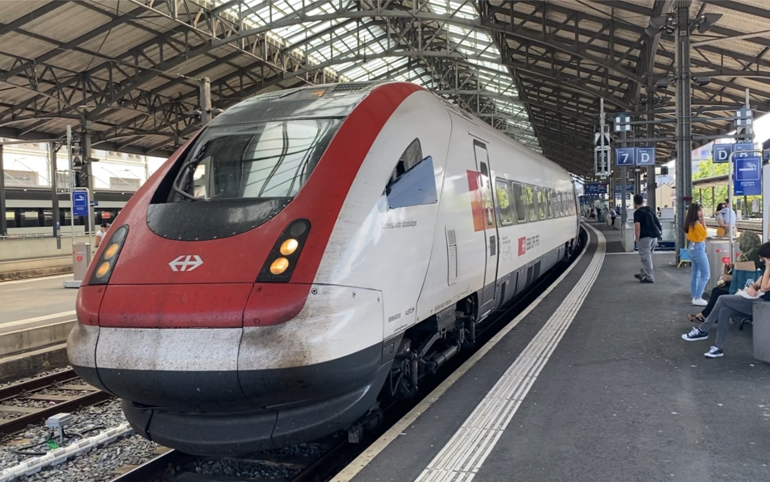 瑞士联邦铁路icnrabde500动车组列车lausanne洛桑车站出站发车