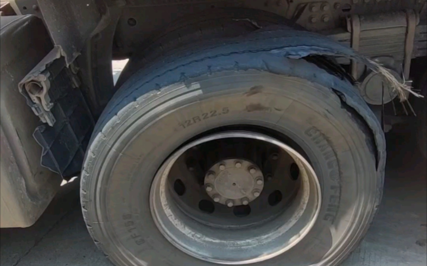 两个半挂到车入库,一个干爆胎,一个勉强倒进去了.