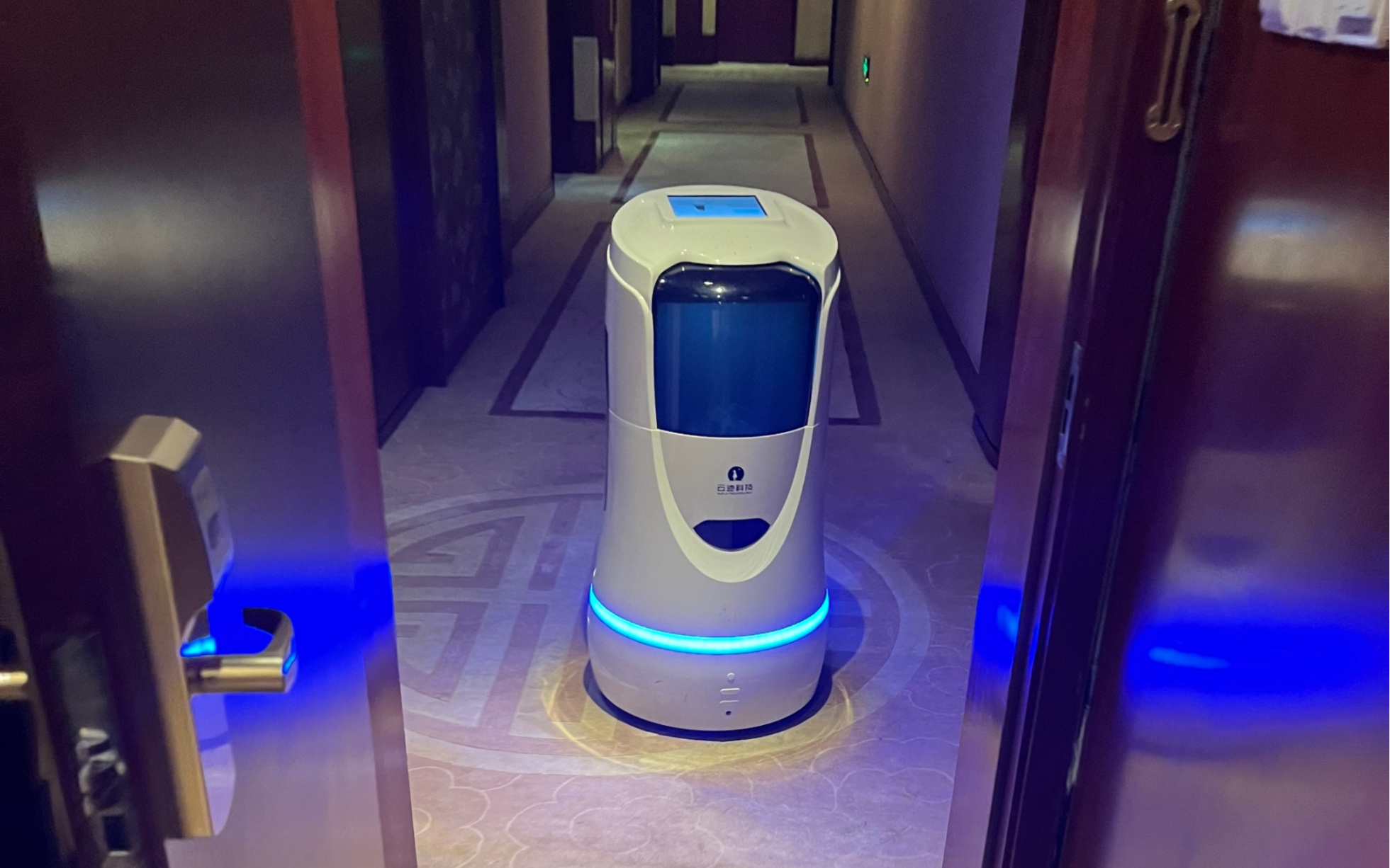 酒店外卖机器人,还挺有趣