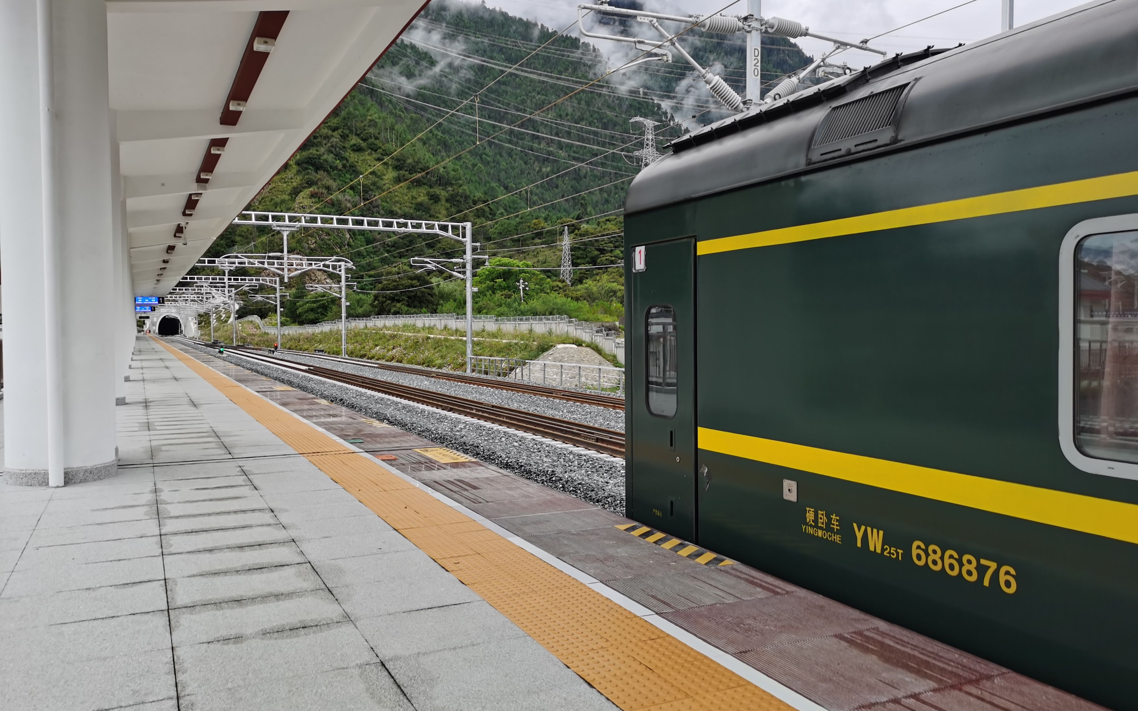 【侧方展望】拉萨——林芝z8901次列车行经川藏铁路米林——岗嘎站