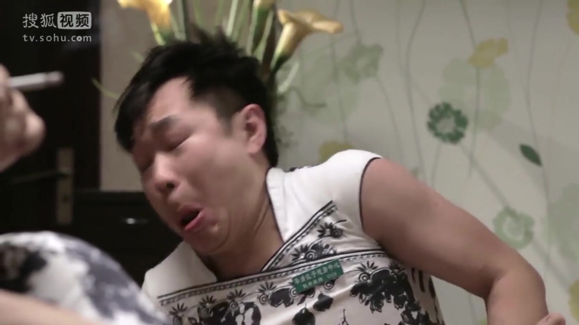 【屌丝男士】大鹏给乔杉按脚, 能按到带上防毒面具!