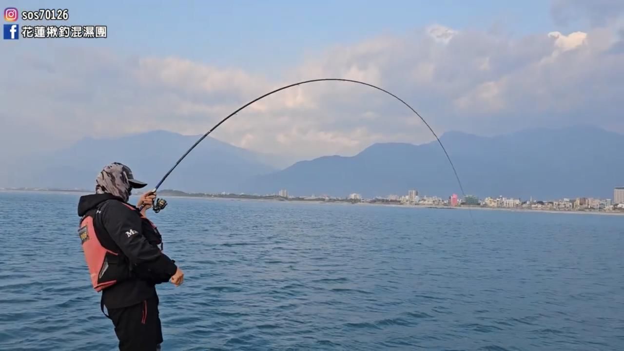 花莲港矶钓,台湾最近钓点,各种巨物拉力十足,断竿爆线是常事