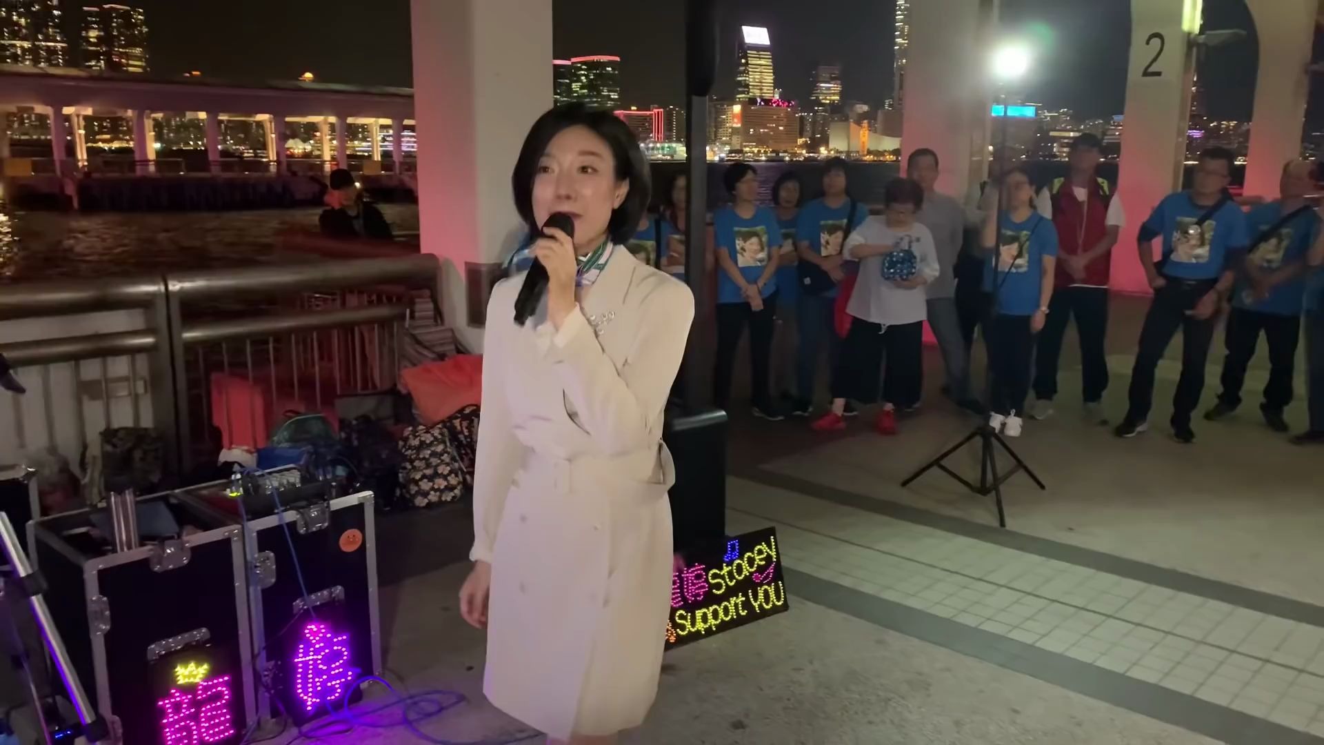 [图]小龙女街头演唱怀旧金曲《绿岛小夜曲》，柔情似水，甜美醉人