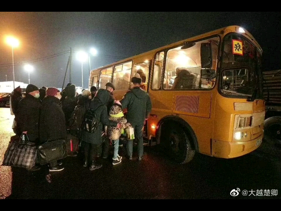 [图]10.18夜 赫尔松居民在赶最后一班车