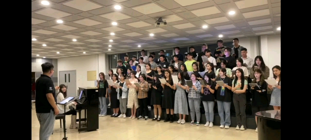 [图]山东理工大学音乐学院大学生合唱团录制歌曲《母亲的微笑》，祝天下所有母亲节日快乐。